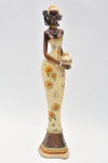 Escultura de resina, representando figura feminina africana. 34 cm alt x 8 cm larg