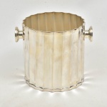 Elegante balde gelo St James em metal espessurado à prata, corpo com caneluras e alças em formato de botão. Diam 23cm /  Alt 19cm