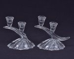 Jantar a luz de velas - par de candelabros de mesa para 2 velas em vidro moldado. FInal do tronco quebrado. (14x17)