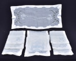 Elegante jogo americano para 6 pessoas de linho com organza bordado em tom de azul. Total 13 pçs. Alguns com pontos amarelados