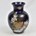 Grande vaso dito "Bilha" em porcelana azul imperial decorado com  cena de aves e flores ao centro,larga borda com peônias, Japão   (30X22)