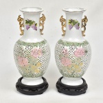 Belíssimo par de vaso em porcelana adaptados para abajur , apresenta bojo vazado e decorado com rosas, larga borda decorada com uvas e asas douradas. Acompanha peanhas em madeira.  Diam 15cm / Alt 30cm com a base 33cm