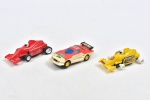 Lote composto por 3 carrinhos em plástico rígido, anos 70, de corrida sendo, 1 carro de rally e 2 carros de formula 1 - No estado (10cm)