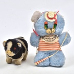 Lote composto por 2 bonecos de pelucia send o 1 ursinho gondoleiro de Veneza e 1 vaquinha holandesa. (23cm)