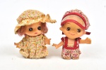Lote composto por 2 bonecas miniatura em borracha representando camponesas. Alt 11cm