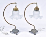 Par de luminárias de mesa, pés tripóide em bronze fundido, haste em metal dourado e cúpula tulipa em vidro moldado. Não testado (40X20)