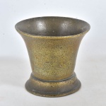 Antigo almofariz em bronze fundido. Obs: sem o pistilo. Alt 10cm Diam 1,5