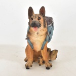 Cão de guarda - curioso porta canetas em formato de cão Pastor Alemão, escultura em resina, com dispositivo para latido. (16X12X9)