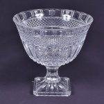 Excepcional vaso / floreira em demi cristal translucido lapidado, base quadrada, haste em sulcos, bojo em bico de jaca e flor de Lís. Diam 26cm / Alt 25cm