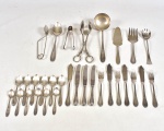 Parte de faqueiro composto por peças Eberle e Alpaca com 8 peças para servir, 4 garfos para jantar, 3 facas para jantar, 6 colheres de sobremesa, 4 facas para peixe, 6 colheres de chá, total 30 peças.