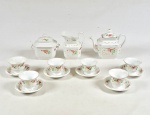 Velho Paris - aparelho de chá em porcelana francesa composto de: 1 bule para chá, 1 açucareiro,1 leiteira (com fios de cabelo), 6 xícaras e 6 pires. Delicada decoração com guirlanda de flores e frisos dourados. Total 15 pçs.