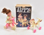 Tippy, a boneca travessa - marca Estrela - década de 70. Acompanha triciclo e cavalinho (uma das hastes coladas). Na caixa. (46x32x26)