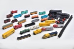 Para colecionadores - lote composto por 3 maquinas do Trem Santa Fé, 4 transformadores, 24 vagões diversos e 31 trilhos em dois modelos diferentes.