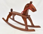 Cavalo de balanço em madeira, anos 60, fabrica Estrela com selo original de fabrica na parte de baixo. Obs.: pequeno lascado na parte interior de uma perna traseira. (80X46)