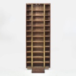 Móvel armário / estante  - porta CD's ou bibelôs em madeira com 36 nichos e tranca para fechar. Aberto (180X65X15) Fechado (180X33X32)