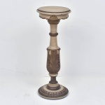 Delicada coluna em madeira nobre, patinada e dourada, apresenta base redonda decorada com guirlandas, haste com folhas de acanto e tampo com borda recortada. Pequenas marcas de uso. Alt 80cm / Diam 31cm