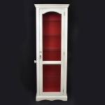 Móvel vitrine, estilo capelinha, em madeira nobre, porta com puxador em porcelana, interior forrado em feltro vermelho, 5 prateleiras em vidro, acompanha chave. (188X66X30)