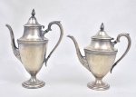 Par de bules  Castleton International Silver Company. Decoração nos bicos e alças com folhas de acanto, bojos cinzelados em cordas e puxadores em frutos. 1 Apresenta pequena mossa, perda no acabamento do bico e pega da tampa colada. No estado. 32x23 cm  e  27x26 cm