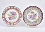 Par de pratos de porcelana oriental ao gosto Família Rosa, decoração floral. 26 cm diam