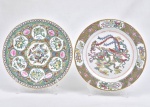 Par de medalhões contemporâneos, 26cm diam, de porcelana oriental ao gosto família verde