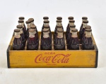 Coleção -  Mini engradado de madeira Coca - Cola, anos 50 ,  com 30 repartições. Acompanham  todas as garrafinhas. Engradado 16x10x3,5 cm
