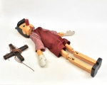 Grande Pinóquio de madeira - marionete, com pátina decorativa, e roupa de tecido.  Membros articulados. Marcas do tempo. 93 cm altura