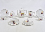 Chá da tarde - Conjunto de porcelana Jundiaí, fundo branco com caneluras e florais, constando de: 3 xícaras, 3 pires, 1 bule, 1 açucareiro , 1 cremeira e 1 mantegeueira . Total 10 pçs