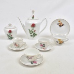 Para vitrine. Jogo variado de porcelana branca constando de: bule, açucareiro (tampa adaptada), 3 xícaras de café com pires e 1 xícara de chá com pires. Decoração distintas de florais. Total de 10 pçs