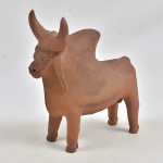 MESTRE VITALINO (Vitalino Pereira dos Santos) - Linda escultura em barro representando touro, assinada. Apresenta insignificante bicado no chifre. (24x25)