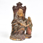 Sant'Anna Mestra - Bela imagem em gesso, policromada representando Santana ensinando preceitos a Virgem Menina. Santana está sentada em cadeirão de estilo Dom João V com a figura do Divino Espirito Santo no espaldar. Obs.: Apresenta pequenas perdas. (26X16)