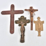 Acumulação de crucifixos - lote composto por 4 crucifixos sendo 1 em madeira arte popular, 1 em resina (ortodoxo), 1 em gesso, 1 em palha - No estado (33 / 20 / 27 / 26 cm)