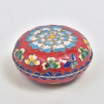 Conjunto de 3 caixas redondas  em cloisoné, com destaque floral. 8 ,5 ,4 cm diam