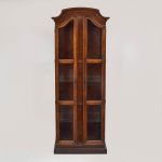 Vitrine modelo capelinha, de madeira nobre, composto por 2 portas e laterais recortadas em vidros. Ampla visão interna. Interior com 2 prateleiras. 198x74x34 cm