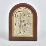Delicada placa em metal prateado com representação da 1ª Eucaristia, assinatura não identificada. Moldura em plástico rígido. (8x6)