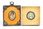 Lote composto de 2 medalhões miniatura com figuras de damas, sendo 1 em marfinite com dama francesa e, 1 em marfinite com bronze e figura de dama grega, assinatura não identificada.  (9X9)