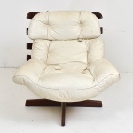 Cadeira estilo costela, de madeira e ferro, giratória. Almofadas de courino bege com capitonê. Estrutura sólida, no estado. 100x83x64 cm