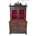 Magnifico móvel louceiro, estilo Império, em madeira maciça, com 2 portas e prateleira interna, 2 gavetas com divisória para talher e vitrine  com 2 prateleiras e portas de vidro translucido.  Apresenta pequenos lascados (220X122X44)