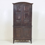 Velha Bahia - armário em madeira de lei, estilo colonial, portas almofadadas, parte inferior com 2 portas e parte superior com 2 portas e 2 prateleiras. Apresenta marcas de uso, no estado. (180X83X33)