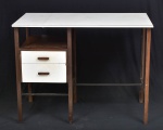 Design anos 60/70 - escrivaninha em madeira e formica,  pernas e traves em ferro, ao gosto Geraldo de Barros, com duas gavetas. No estado (76X97X56)