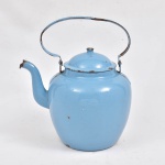 Home Decor - grande e decorativo bule em ágata, tons de azul, apresenta ferrugens, perda de esmalte em algumas partes e pequeno furo na lateral da base. No estado. Alt 37cm Comp 32cm