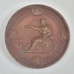 Rara medalha de bronze da Exposição Universal da Philadelphia, Pennsylvania  - 1876 - Gravador Henry Mitchell. A Exposição Universal de 1876, primeira Exposição mundial nos Estados Unidos, aconteceu na Filadélfia, Pennsylvania, para comemorar o centenário da assinatura da declaração de independência do país, que também aconteceu na Filadélfia. O Imperador Pedro II, entusiastas da ciência visitou a exposição e se aproximou do estande de Alexander Graham Bell, testou um aparelho de telefone e exclamou Meu Deus, isto fala!. Assim o Brasil se tornou o 2 país no mundo a ter o invento revolucionário instalado. 7,5 cm diam x 1 cm espessura