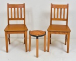 Conjunto de par de cadeiras e 1 banco de madeira clara decorados estilo pinho de riga. Banco com cintas de metal e cadeiras com encostos ripados. Cadeiras 90x45x46 cm  /  Banco43 cm alt x 33 cm diam