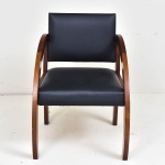 Cadeira de madeira estilo Art Deco, anos 80. Forração em courino verde escuro, braços arqueados. 80X59x53 cm