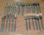 Conjunto de talheres para peixe de aço Meridional 18/8, contendo: 12 garfos, 12 facas  E 2 talheres de serviço, com cabos frisados.  Total 26 pçs