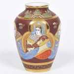 Satzuma - belíssimo vaso com rica decoração padrão Império representando monges e Kuan Yin. Marcado Satzuma Tokyo ao fundo.  Diam  10cm   Alt 16cm