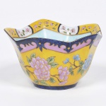 Lavanda em porcelana pintada à mão ao estilo Cia das Índias. Assinada e datada - Ruth Gomes 87. Diam 10cm  Alt 6cm