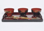 Missô - bandeja com três bows em laca vermelha e preta, acompanha colher para servir. Pequenas marcas de uso.  Larg 26cm Comp 38cm / Diam 11cm  / Comp 18cm