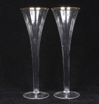 Elegante par de flute para champanhe em fino cristal Block, com borda dourada. Alt 25cm