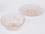 Lote composto por bowl em cristal lapidado com ramos de trigo e estrela ao fundo e saladeira em vidro moldado com decoração colmeia e borda ondulada, ambas as pelas na tonalidade rosada. Bowl c/ bicado na borda.   Diam 22cm Alt 8cm  / Diam 29cm