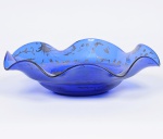 Centro de mesa / Floreira - em vidro azul com decoração floral dourada.  Diam 32 cm Alt 9,5 cm